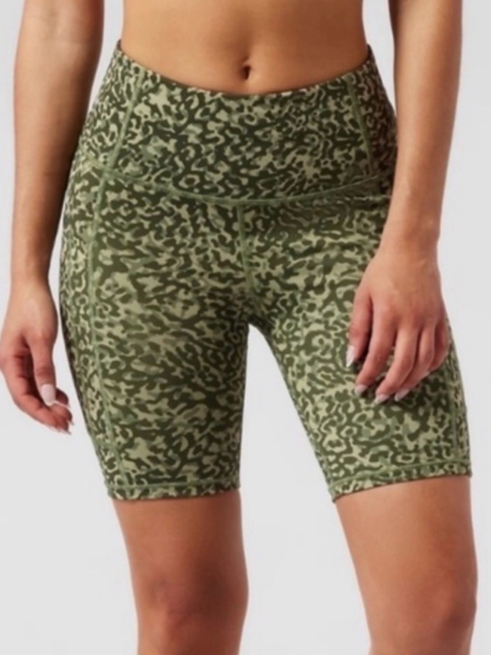 Athleta Like New Olive Green Camo Ultimate Stash ll 7” High-Waist Bike Shorts XS